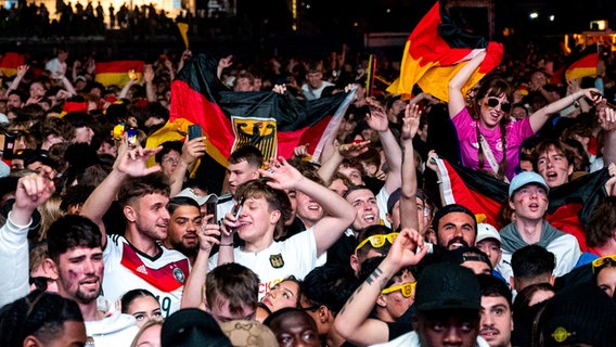 I tifosi di calcio esultano allo stadio Heiligengestfeld di Amburgo durante la visione pubblica della partita tra Germania e Svizzera.  © dpa Foto: Daniel Boeckoldt