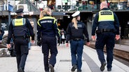 Eine Streife von Hochbahn-Wache, Polizei, DB Sicherheit und der Bundespolizei geht durch den Hauptbahnhof. © picture alliance/dpa Foto: Daniel Bockwoldt