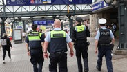 Eine Quattro-Streife aus Sicherheitskräften der Bundes- und Landespolizei, der Hochbahn-Wache und der DB-Sicherheit ist vor dem Hamburger Hauptbahnhof am Hachmannplatz unterwegs. © picture alliance/dpa | Christian Charisius Foto: Christian Charisius