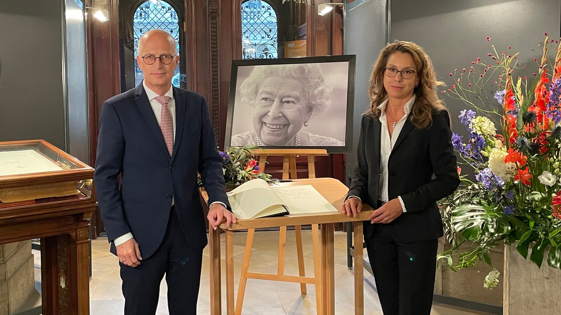 Kondolenzbuch für Queen Elizabeth II. liegt im Rathaus aus