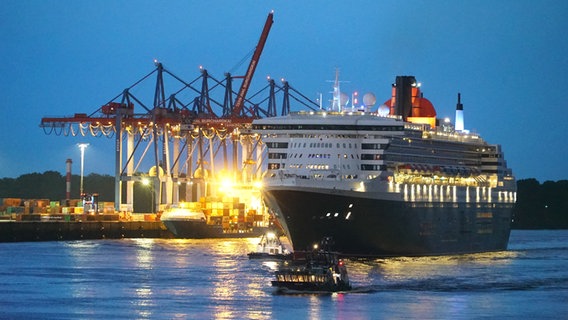 Das Kreuzfahrtschiff "Queen Mary 2" läuft zum 20. Geburtstag bei Morgendämmerung in den Hamburger Hafen ein. © City News TV 