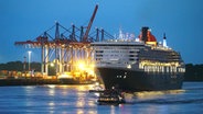 Das Kreuzfahrtschiff "Queen Mary 2" läuft zum 20. Geburtstag bei Morgendämmerung in den Hamburger Hafen ein. © City News TV 