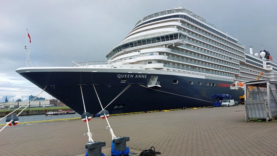 Das Kreuzfahrtschiff Queen Anne liegt im Hamburger Hafen. © Dietrich Lehmann 