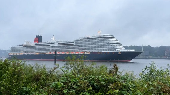 Die 'Queen Anne' läuft in den Hamburger Hafen ein. © NDR 