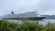Die 'Queen Anne' läuft in den Hamburger Hafen ein. © NDR 
