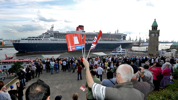 Die "Queen Mary 2" vor den Landungsbrücken in Hamburg. © dpa Foto: Wolfgang Zabel