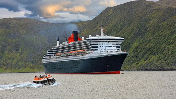 Die "Queen Mary 2" in der Bucht von Honningsvag in Norwegen. © picture-alliance Foto: Bildagentur Huber