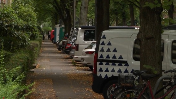 Quer parkende Autos im Hamburger Stadtteil Hoheluft-Ost. © NDR Foto: Screenshot