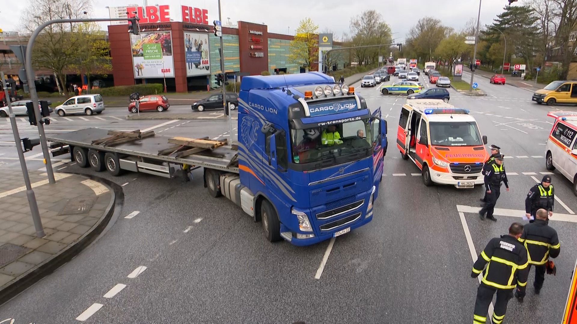 Radfahrer in Osdorf von abbiegendem Lastwagen erfasst