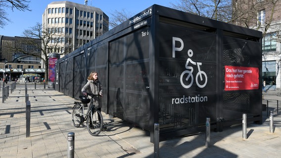 Eine Fahrradfahrerin steht vor einer neuen Radstation am Hamburger Hauptbahnhof. © Radkultur Hamburg 