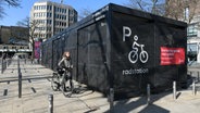 Eine Fahrradfahrerin steht vor einer neuen Radstation am Hamburger Hauptbahnhof. © Radkultur Hamburg 