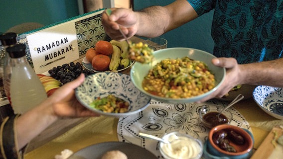 Zwei Personen essen am ersten Tag des Ramadan gemeinsam Iftar zu Hause in Hamburg. (Archivfoto) © picture alliance/dpa Foto: Eman Helal