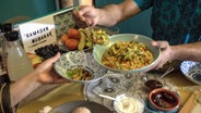 Zwei Personen essen am ersten Tag des Ramadan gemeinsam Iftar zu Hause in Hamburg. (Archivfoto) © picture alliance/dpa Foto: Eman Helal