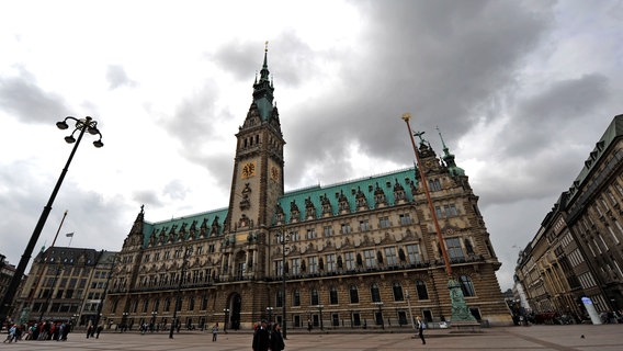 Dunkle Wolken ziehen über das Rathaus in Hamburg. © picture alliance / ASSOCIATED PRESS | Axel Heimken Foto: Axel Heimken