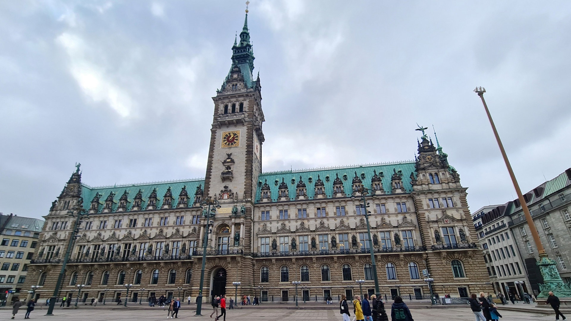 Gedenkveranstaltung für Erdbeben-Opfer vor dem Hamburger Rathaus