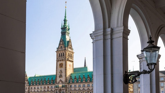 Blick auf das Hamburger Rathaus von den Alsterarkaden aus fotografiert. © pressefoto_korb Foto: Micha Korb