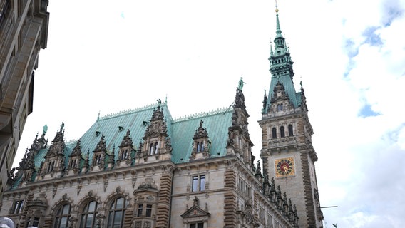 Blick auf das Hamburger Rathaus. © dpa Foto: Marcus Brandt