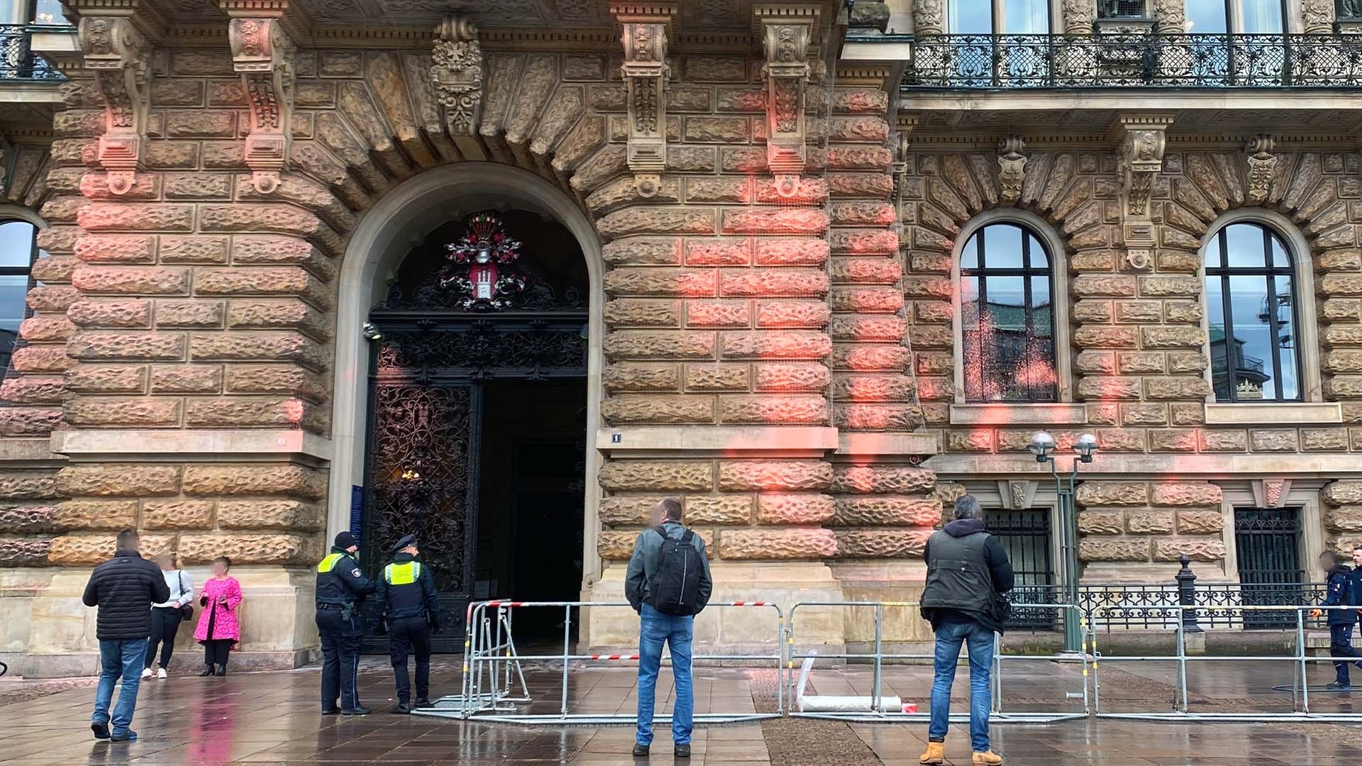 Politiker verurteilen Farb-Attacke auf Hamburger Rathaus