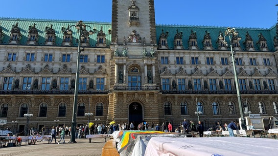 Tische stehen auf dem Rathausmarkt in Hamburg. © NDR Foto: Anna Rüter