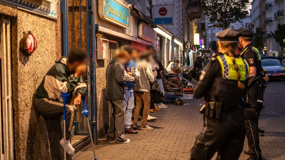 Eine Razzia der Hamburger Polizei vor einem Lokal am Hansaplatz in St. Georg. © NDR / Elias Bartl Foto: Elias Bartl