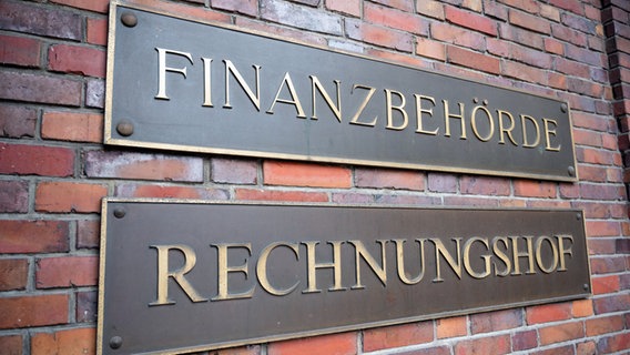 Schilder zeigen die Schriftzüge "Finanzbehörde" und "Rechnungshof" am Gebäude des Rechnungshofes und der Finanzbehörde der Freien und Hansestadt Hamburg. © picture alliance / dpa Foto: Daniel Reinhardt