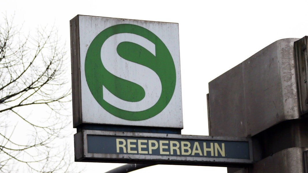 Schild der S-Bahn-Haltestelle Reeperbahn