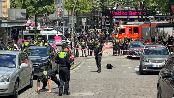 Die Polizei sperrt nach einem Einsatz einen Bereich nahe der Reeperbahn in Hamburg ab. © picture alliance / dpa Foto: Steven Hutchings