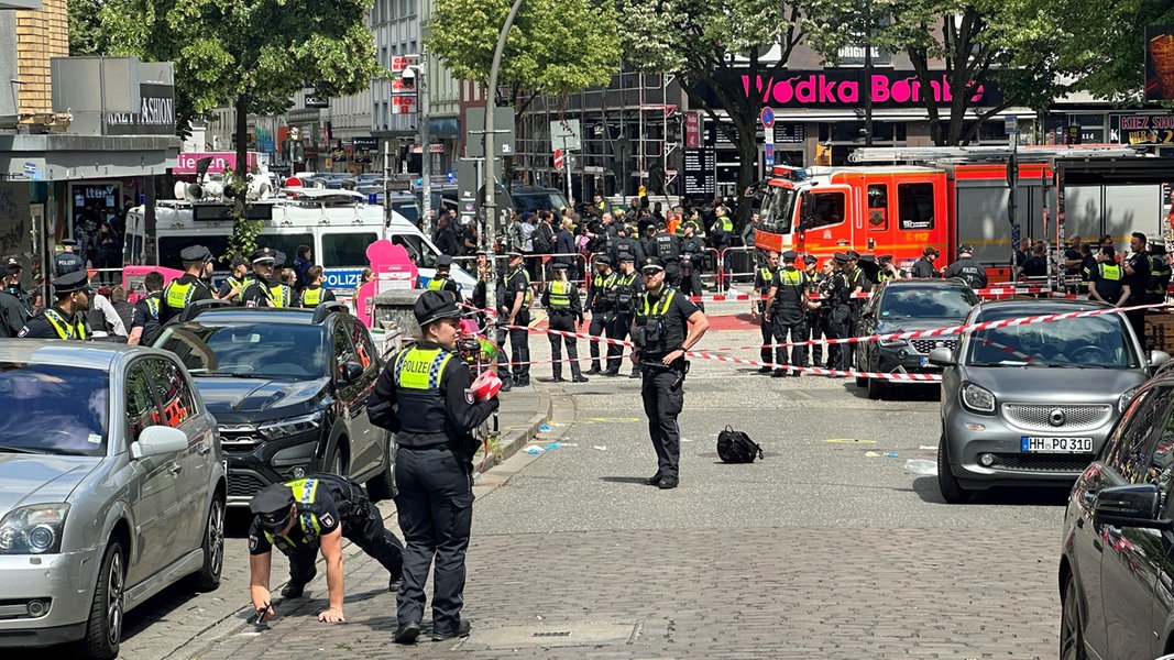 Die Polizei sperrt nach einem Einsatz einen Bereich nahe der Reeperbahn in Hamburg ab.