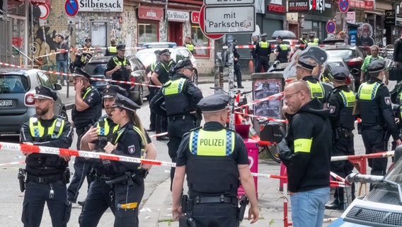 Die Polizei sperrt nach einem Einsatz einen Bereich nahe der Reeperbahn in Hamburg ab. © picture alliance / dpa Foto: Bodo Marks