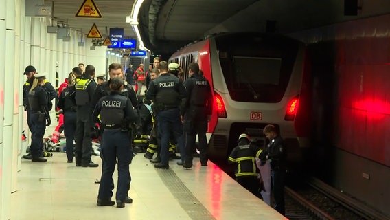 Einsatzkräfte am S-Bahnhof Reeperbahn © TV Newskontor 