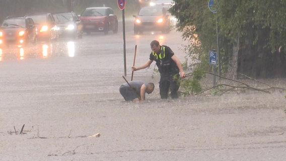 Eine überschwemmte Person in Hamburg. © TNN Foto: Screenshot