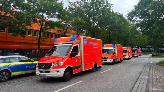 Rettungswagen stehen vor einer Schule im Hamburger Stadtteil Mümmelmannsberg. © HamburgNews Foto: HamburgNews