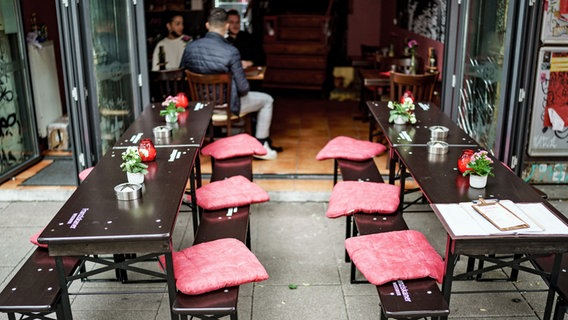 Guests of a restaurant in Hamburg's Schanzenviertel are waiting for their orders.  © picture alliance / dpa Photo: Axel Heimken