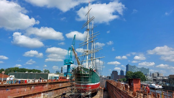 Die "Rickmer Rickmers" liegt im Dock der Norderwerft. © NDR Foto: Dietrich Lehmann