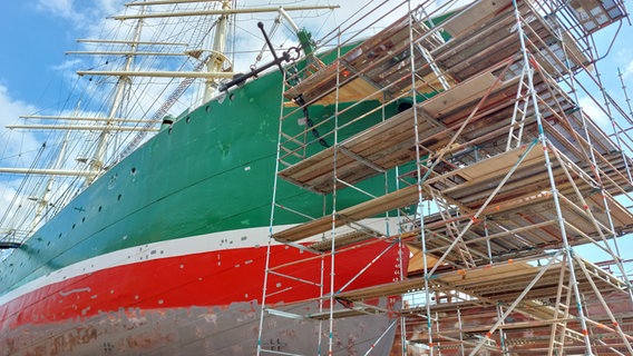 An der "Rickmer Rickmers" ist ein Gerüst aufgebaut. © NDR Foto: Dietrich Lehmann