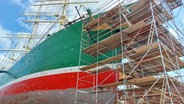 An der "Rickmer Rickmers" ist ein Gerüst aufgebaut. © NDR Foto: Dietrich Lehmann