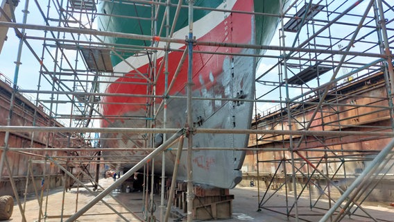 Ein Gerüst ist am Heck der "Rickmer Rickmers" auufgebaut. © NDR Foto: Dietrich Lehmann