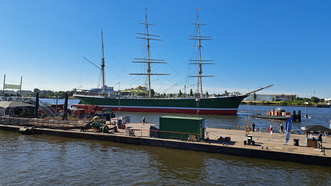 Hamburg: „Rickmer Rickmers“ zurück an den Landungsbrücken