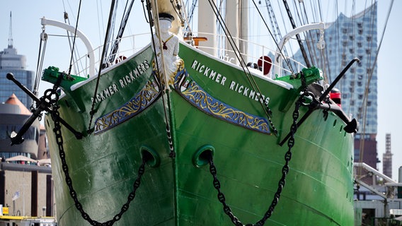 Blick auf den Bug der "Rickmers Rickmers" © picture alliance/dpa Foto: Christian Charisius