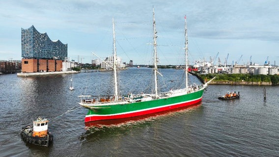 Das Museumsschiff "Rickmer Rickmers" wird in die Werft gezogen. © Jan Sieg/Rickmer Rickmers/dpa 