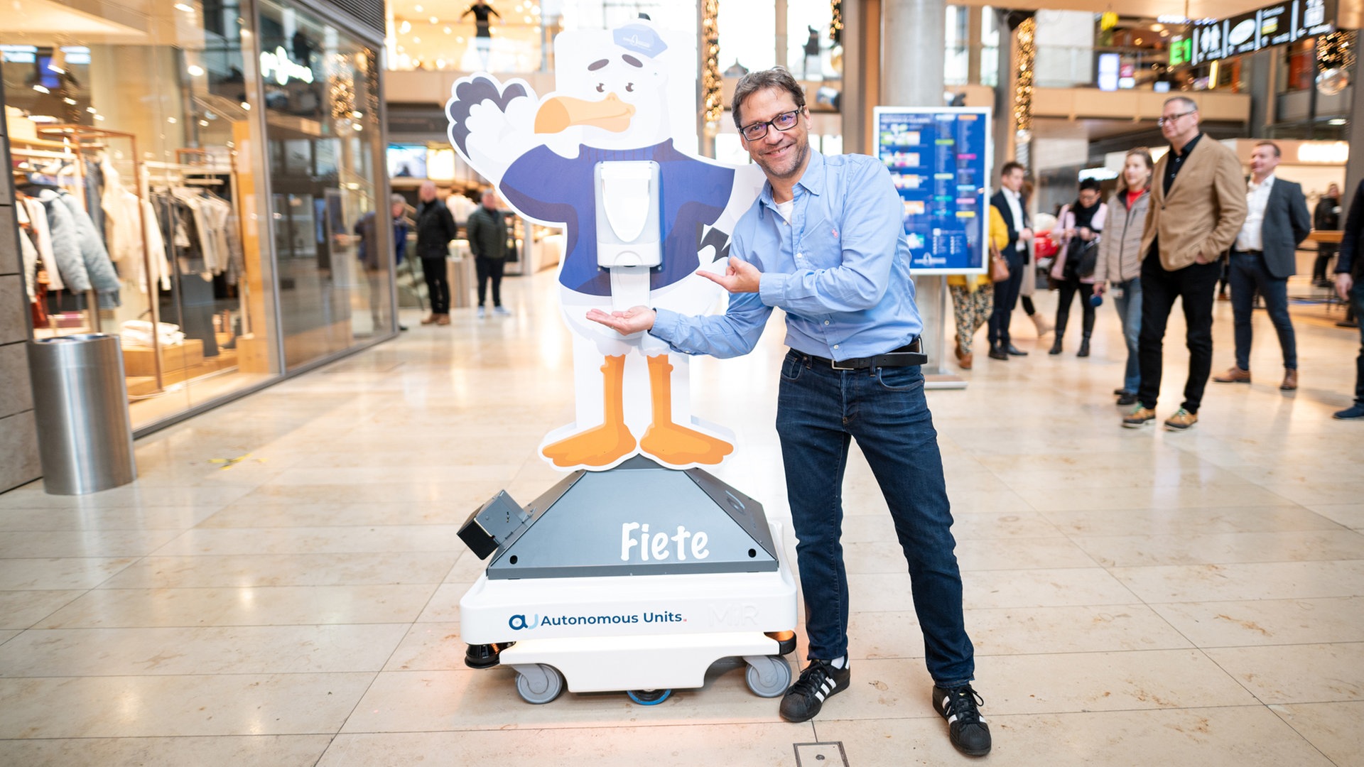 Service-Roboter „Fiete“ in Hamburger Einkaufszentrum