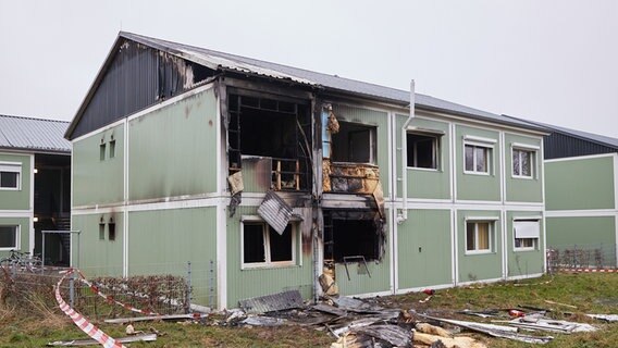 Ein von einem Feuer zerstörtes Containerhaus der Geflüchtetenunterkunft in Hamburg-Rönneburg. © picture alliance/dpa Foto: Georg Wendt