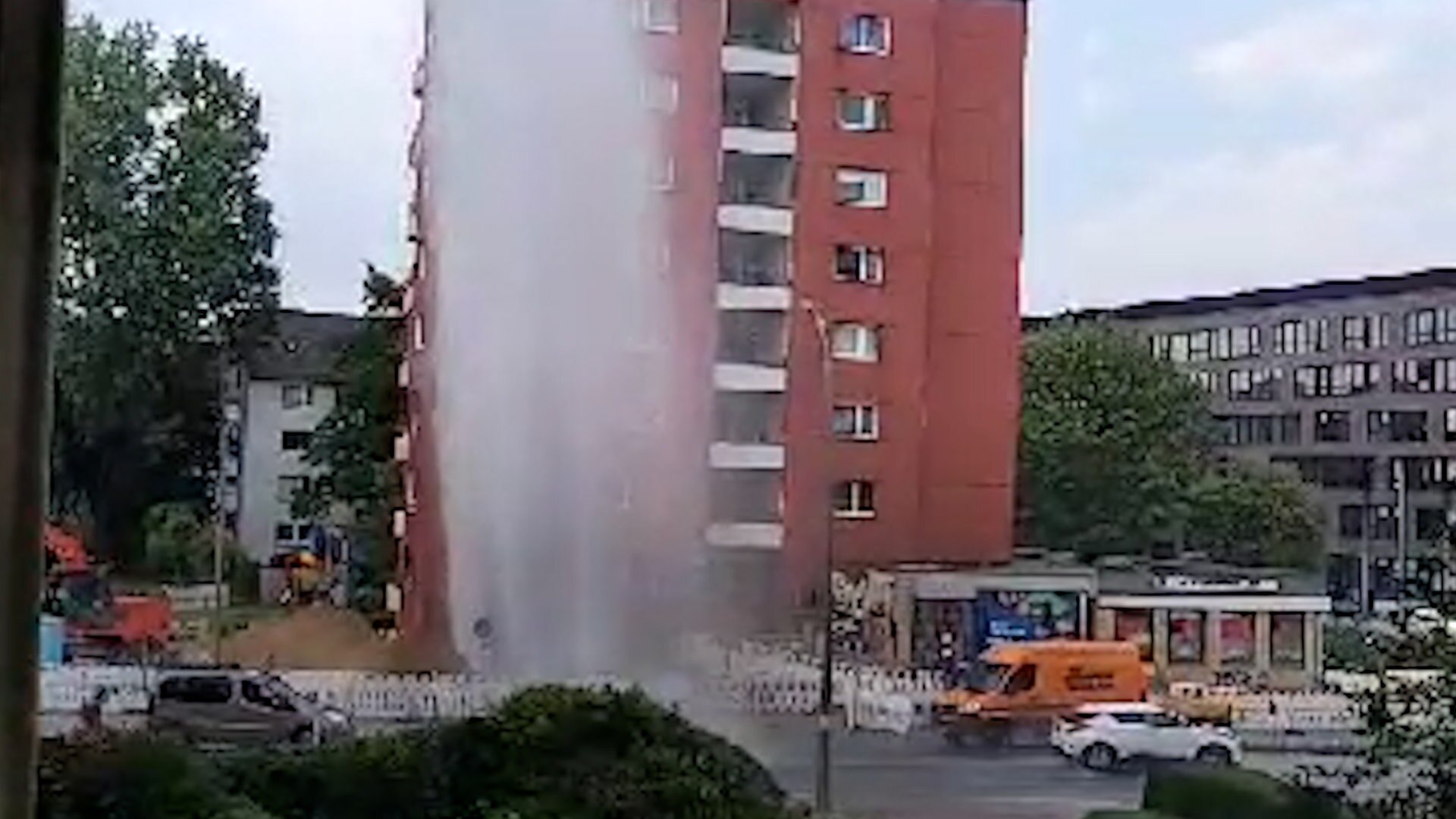 Wasserrohrbruch bei U5-Arbeiten: Fontäne flutet Keller