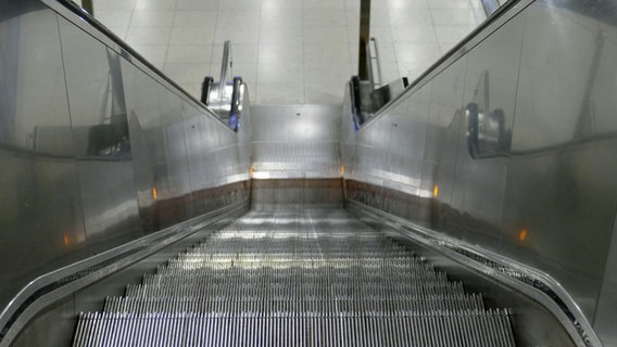 Eine Rolltreppe in einer Hamburger U-Bahn-Station. © picture alliance / imageBROKER 