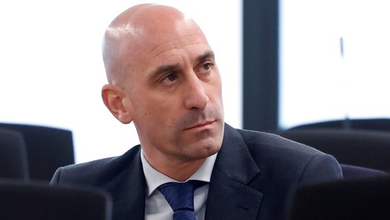 Der ehemalige Präsident des spanischen Fußballverbandes Luis Rubiales sitzt in einem Gerichtssaal. © picture alliance / ASSOCIATED PRESS Foto: Chema Moya