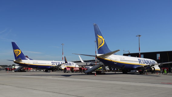 Ryanair-Flugzeuge stehen am Hamburger Flughafen. © picture Alliance / dpa Foto: Christian Charisius