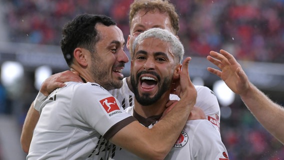 Elias Saad vom FC St. Pauli bejubelt mit Mitspielern ein Tor im Spiel beim SC Freiburg. © picture alliance / Foto Huebner 