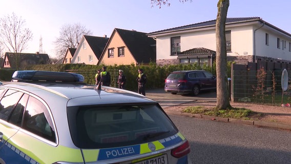 Polizisten stehen vor einem Wohnhaus in Hamburg-Sasel. © TV Newskontor Foto: Screenshots