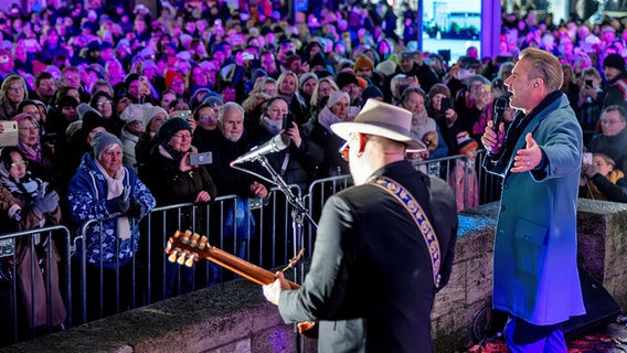 Der Popsänger Sasha (r.) steht bei einem kostenlosen Konzert in Hamburg auf einer Bühne in der Mönckebergstraße. © picture alliance / dpa Foto: Axel Heimken