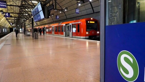 Ein leerer Bahnsteig an einer S-Bahn-Station in Hamburg. © picture alliance / ABBfoto 